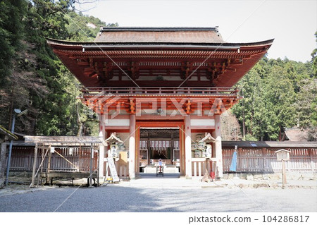 滋賀縣坂本市重要文化財產日吉大社西本宮樓門位於比叡山山麓 滋賀縣坂本市重要文化財產日吉大社西本宮樓門位於比叡山山麓 104286817