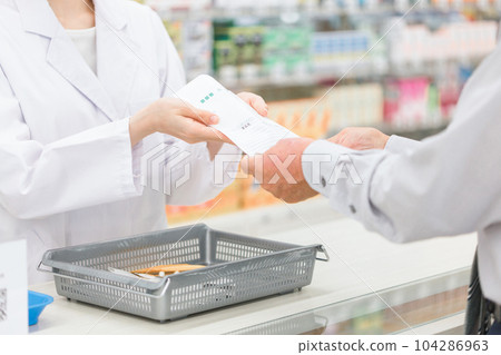 在藥局、醫院和藥局工作的藥劑師（處方、藥品、補充劑） 104286963