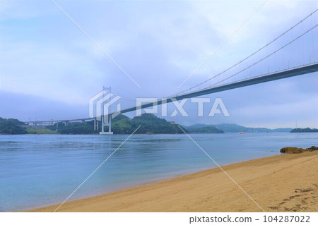 From Osakikamijima in Hiroshima to Omishima by ferry and then to Umashima in Imabari via the Shimanami Kaido between the rainy season and early summer 104287022