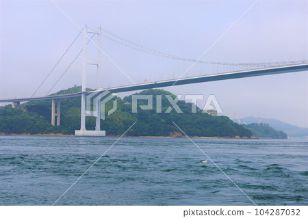 雨季至初夏期間從廣島大崎上島乘坐渡輪前往大三島，然後經島波海道前往今治馬島 104287032