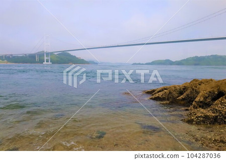 雨季至初夏期間從廣島大崎上島乘坐渡輪前往大三島，然後經島波海道前往今治馬島 104287036
