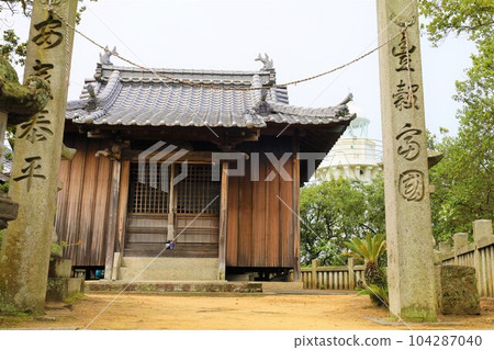 From Osakikamijima in Hiroshima to Omishima by ferry and then to Umashima in Imabari via the Shimanami Kaido between the rainy season and early summer 104287040