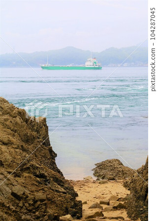 From Osakikamijima in Hiroshima to Omishima by ferry and then to Umashima in Imabari via the Shimanami Kaido between the rainy season and early summer 104287045