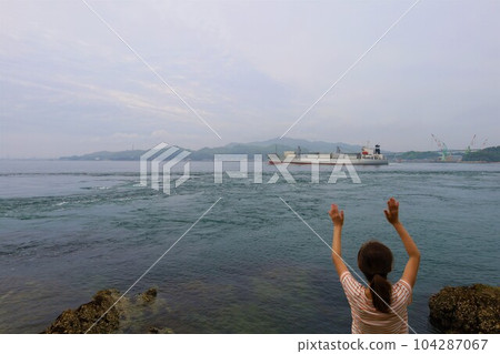 雨季至初夏期間從廣島大崎上島乘坐渡輪前往大三島，然後經島波海道前往今治馬島 104287067