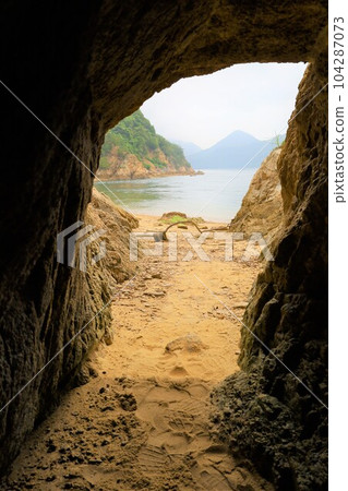 From Osakikamijima in Hiroshima to Omishima by ferry and then to Umashima in Imabari via the Shimanami Kaido between the rainy season and early summer 104287073