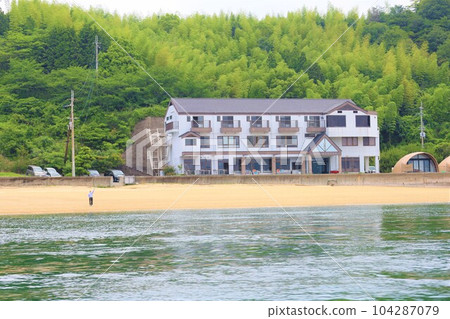 From Osakikamijima in Hiroshima to Omishima by ferry and then to Umashima in Imabari via the Shimanami Kaido between the rainy season and early summer 104287079