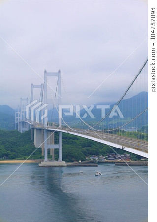 From Osakikamijima in Hiroshima to Omishima by ferry and then to Umashima in Imabari via the Shimanami Kaido between the rainy season and early summer 104287093