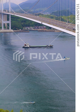 From Osakikamijima in Hiroshima to Omishima by ferry and then to Umashima in Imabari via the Shimanami Kaido between the rainy season and early summer 104287131