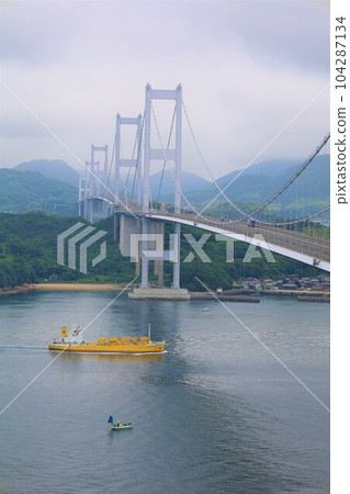 From Osakikamijima in Hiroshima to Omishima by ferry and then to Umashima in Imabari via the Shimanami Kaido between the rainy season and early summer 104287134