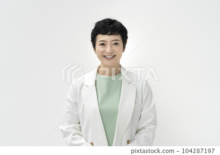 阿拉菲夫女商人對著鏡頭微笑的肖像 104287197