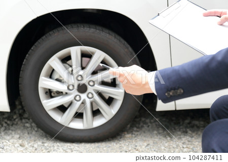 評估汽車的商人 104287411