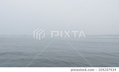 從湘南江之島看到的相模灣（神奈川縣藤澤市） 104287434