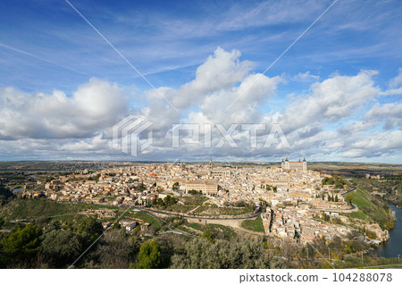 從西班牙帕拉多爾看托萊多的街道 104288078
