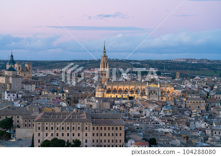 西班牙托萊多市的夜景 104288080