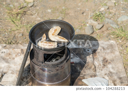 [Burning chicken wings with open fire on the Nakatsugawa riverbed] 104288213