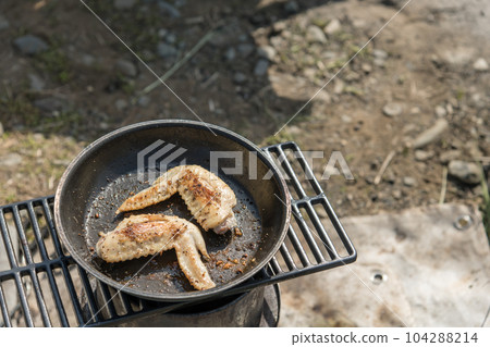 [Burning chicken wings with open fire on the Nakatsugawa riverbed] 104288214