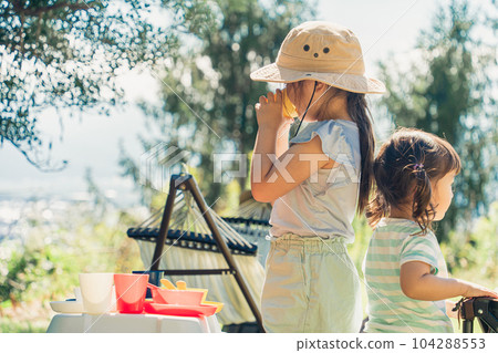 Sisters, girls and children who come to the campsite and play house (family camp) Sisters, girls and children who come to the campsite and play house (family camp) 104288553