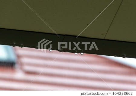 雨水從屋簷滴落 雨水從屋簷滴落 104288602