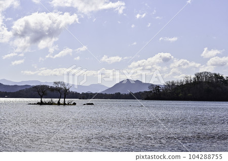 初春的檜原湖,藍天白雲 初春的檜原湖,藍天白雲 104288755