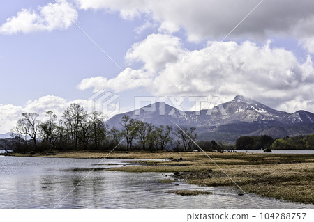 初春的檜原湖,藍天白雲 初春的檜原湖,藍天白雲 104288757