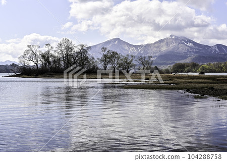 Lake Hibara in early spring with a blue sky Lake Hibara in early spring with a blue sky 104288758