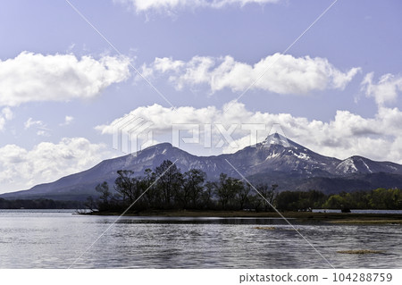 Lake Hibara in early spring with a blue sky Lake Hibara in early spring with a blue sky 104288759