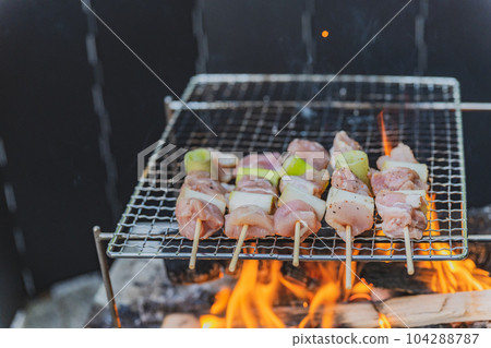 戶外露營烤雞肉串木炭燒烤特寫材料 戶外露營烤雞肉串木炭燒烤特寫材料 104288787