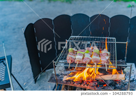 戶外露營烤雞肉串木炭燒烤特寫材料 戶外露營烤雞肉串木炭燒烤特寫材料 104288793