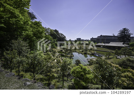 Kanazawa Castle Gyokuseninmaru Garden with beautiful fresh greenery 104289197