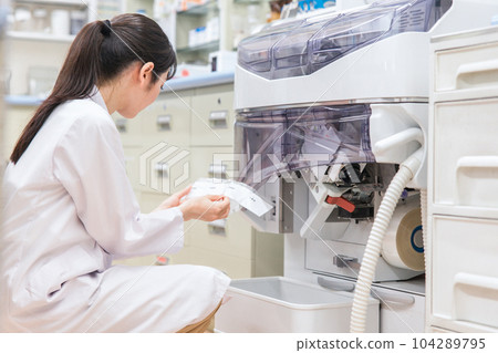 在藥房或藥店使用自動包裝機配製粉劑、配藥和處方的藥劑師 在藥房或藥店使用自動包裝機配製粉劑、配藥和處方的藥劑師 104289795