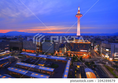 [京都府] 黃昏的京都塔（JR京都站） 104289879