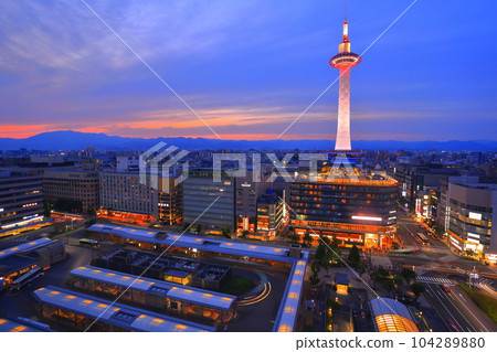 [京都府] 黃昏的京都塔（JR京都站） 104289880