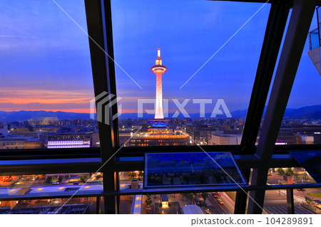 [京都府] 黃昏的京都塔（JR京都站） 104289891