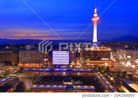 [京都府] 黃昏的京都塔（JR京都站） 104289893