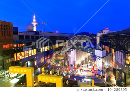 [京都府] JR京都站內大樓梯夜景 104289895
