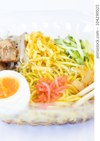 Delicious convenience store chilled Chinese noodles Delicious convenience store chilled Chinese noodles 104290025