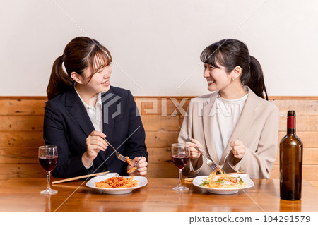 OL / 女生聚會上一邊喝紅酒一邊吃麵食的女商人 104291579