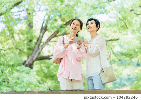 Sightseeing for middle-aged girls Image of a girls' trip Sightseeing for middle-aged girls Image of a girls' trip 104292240