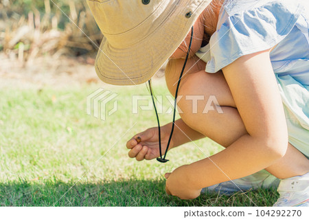 暑假期間，兒童和女孩在露營地撿橡子 104292270