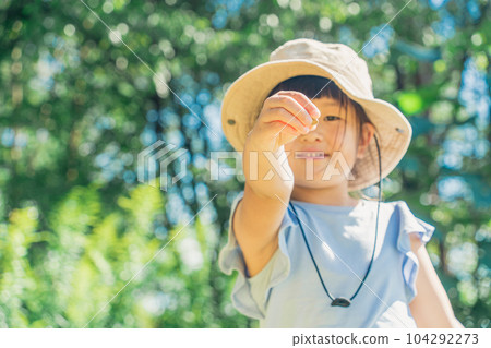 暑假期間,兒童和女孩在露營地撿橡子 暑假期間,兒童和女孩在露營地撿橡子 104292273