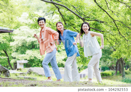 中年女孩旅遊 女孩旅行圖 104292553