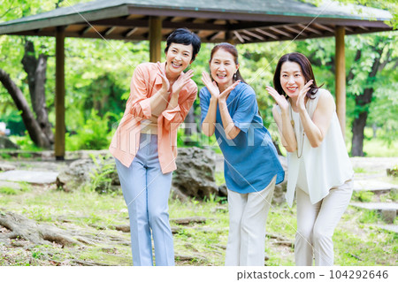 Sightseeing for middle-aged girls Image of a girls' trip Sightseeing for middle-aged girls Image of a girls' trip 104292646