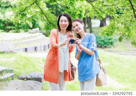 Sightseeing for middle-aged girls Image of a girls' trip Sightseeing for middle-aged girls Image of a girls' trip 104292791
