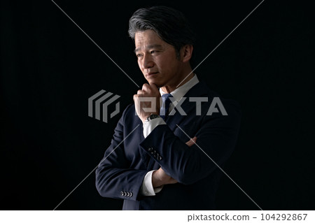 商業憂慮黑色背景 104292867