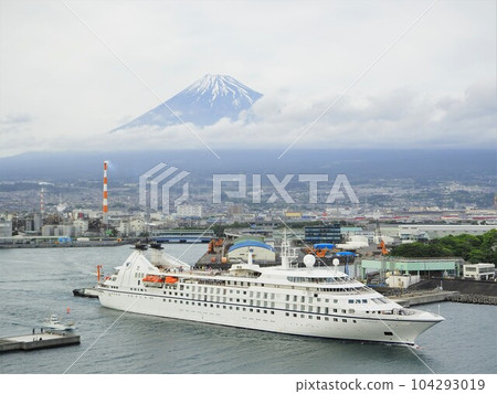 Star Breeze, departing from Tagonoura Port, Shizuoka Prefecture, May Star Breeze, departing from Tagonoura Port, Shizuoka Prefecture, May 104293019