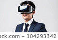 穿著西裝戴著 VR 護目鏡的男人 104293342