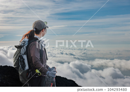 Woman climbing Mt.Fuji 104293480