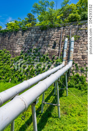 穿過大阪城石牆的兩根水管 104293582