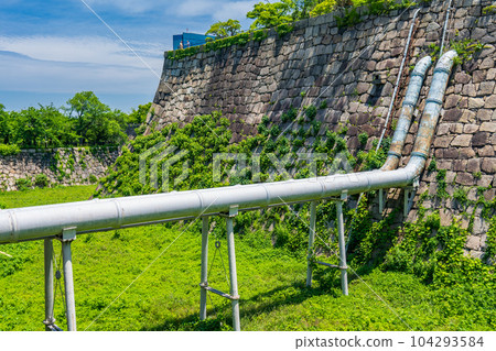 穿過大阪城石牆的兩根水管 104293584