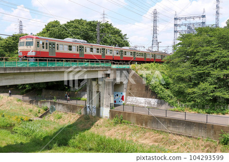 Red electric 101 series on the Seibu Tamagawa Line crossing the Nogawa Bridge Red electric 101 series on the Seibu Tamagawa Line crossing the Nogawa Bridge 104293599